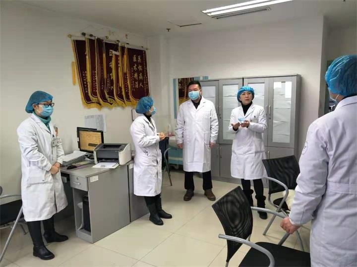 图5：陈行辉院长带队检查临床科室院感工作.jpg